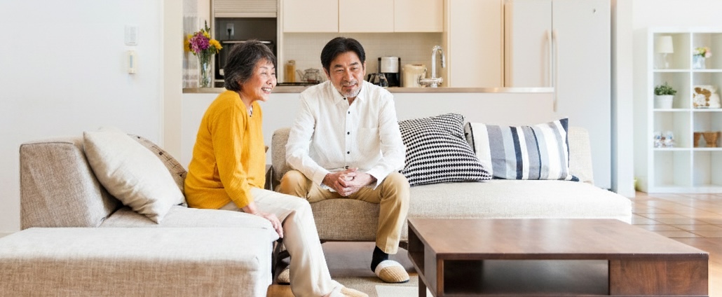 性能向上リノベーションでは、家の中のあたたかさを逃がさず、すきま風や結露を減らして、体にやさしい住まいをつくります。お風呂や台所などの設備も新しくして、毎日の暮らしをもっと快適に。さらに、地震や泥棒にも強い家づくりで、これから先も安心して長く暮らせます。