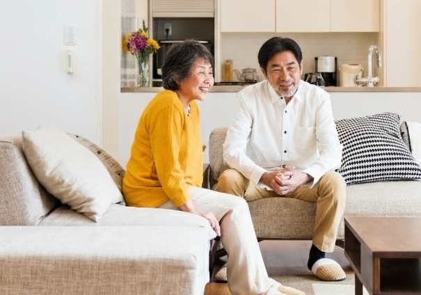 性能向上リノベーションでは、家の中のあたたかさを逃がさず、すきま風や結露を減らして、体にやさしい住まいをつくります。お風呂や台所などの設備も新しくして、毎日の暮らしをもっと快適に。さらに、地震や泥棒にも強い家づくりで、これから先も安心して長く暮らせます。