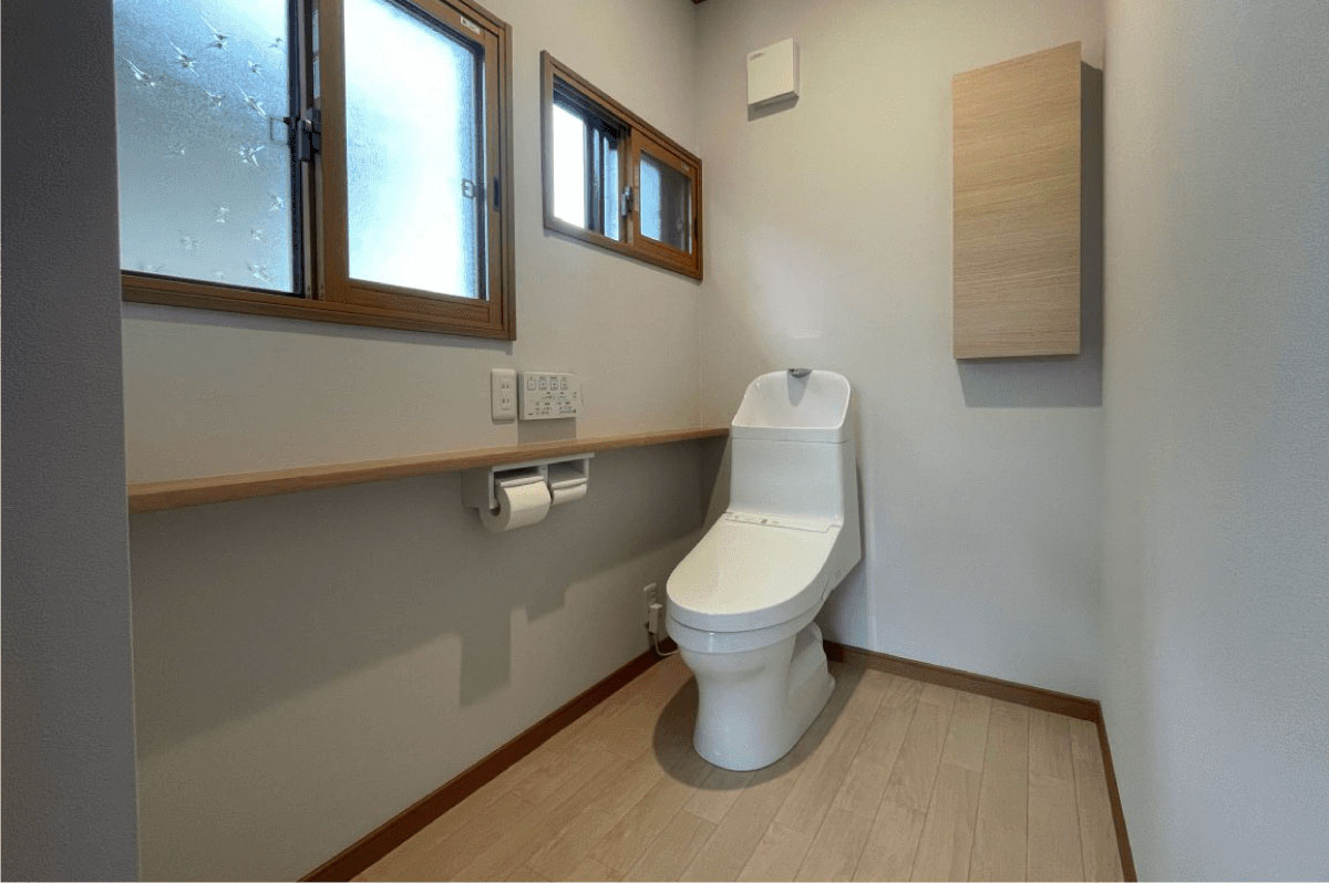 将来に備えてトイレを広く使いやすくリフォームした事例