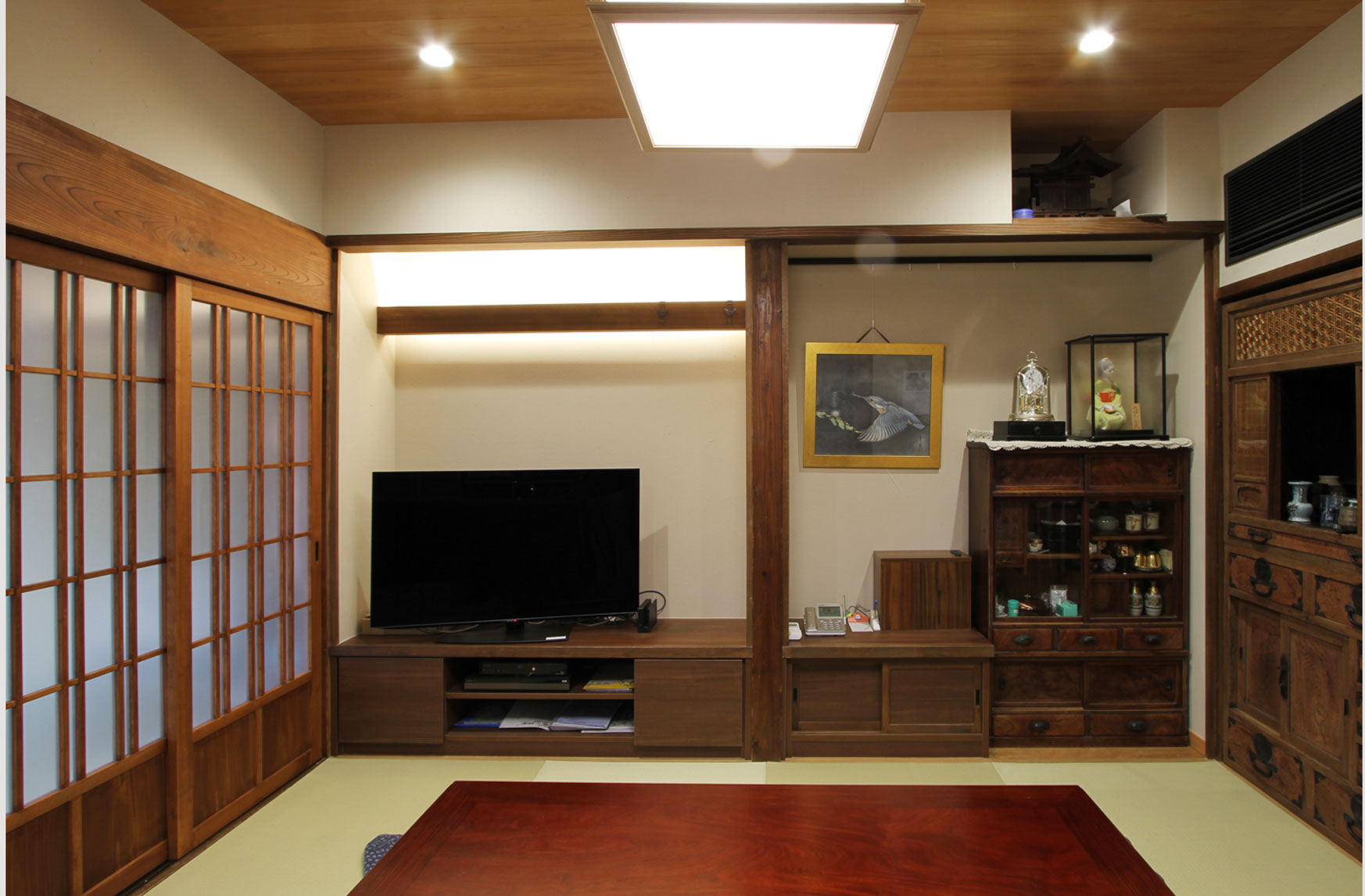 銘木の建具や和箪笥を活かした重厚な和室リビング