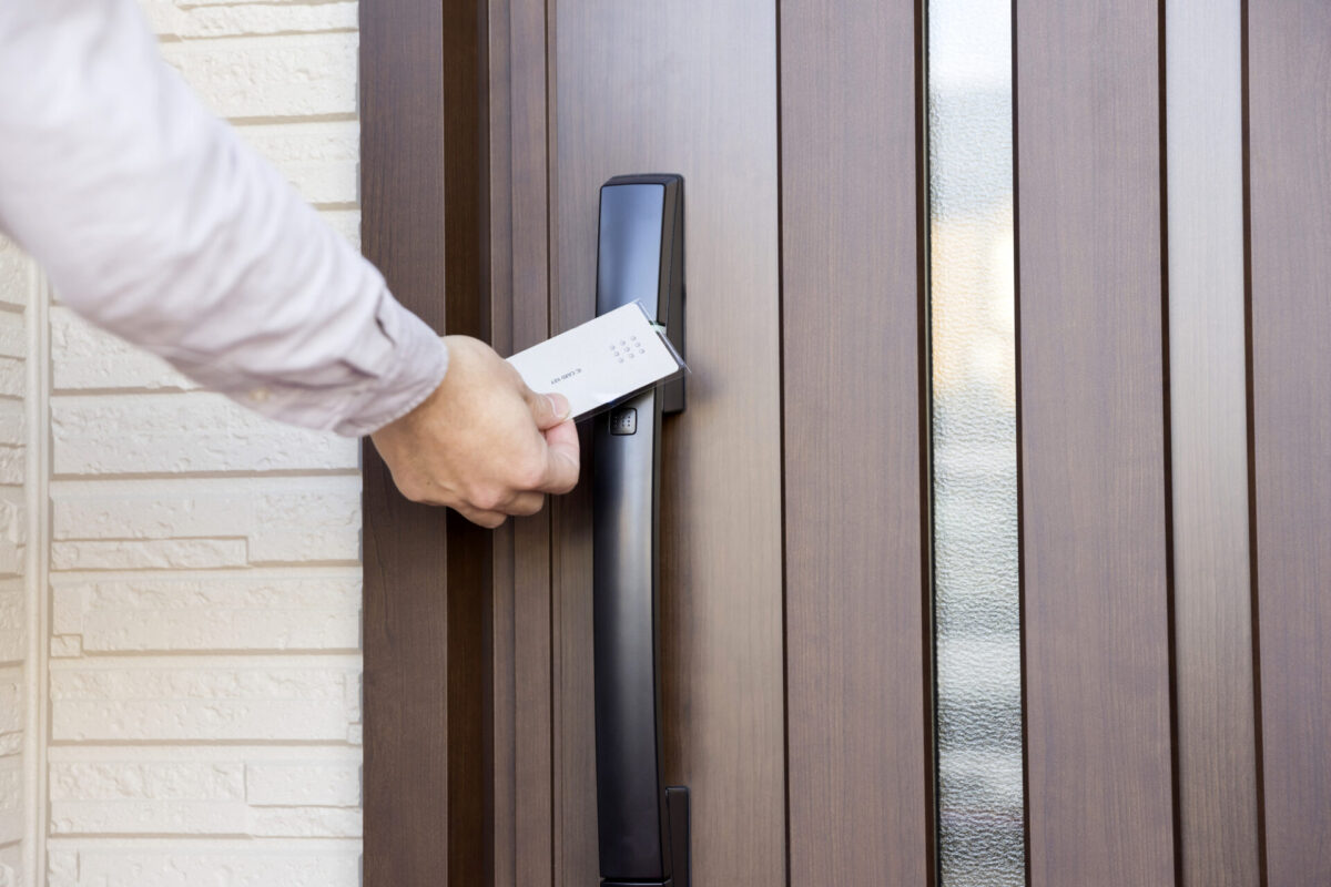 【一戸建てにおすすめ】玄関ドアの防犯対策・防犯グッズ｜とちぎリフォーム