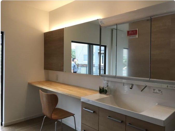 広々とした洗面台を設置した施工事例