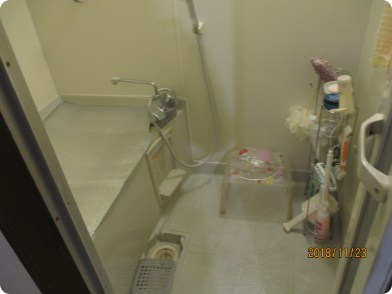 すべりにくくゆったり利用できるお風呂場の施工事例