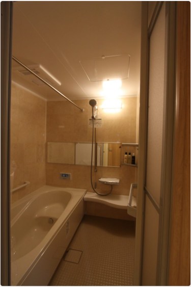 すべりにくくゆったり利用できるお風呂場の施工事例