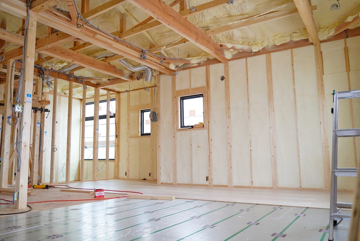 床暖房は電気・ガスどっちがいい？電気式・温水式の違い、初期費用やランニングコストを解説｜とちぎリフォーム