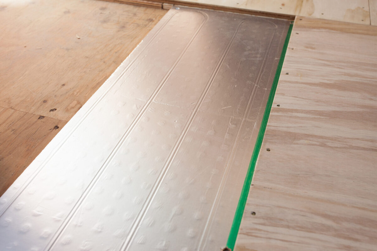 床暖房は電気・ガスどっちがいい？電気式・温水式の違い、初期費用やランニングコストを解説｜とちぎリフォーム