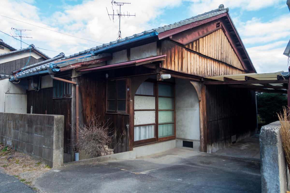 家の傾きの直し方は?工法や傾きが起こる原因、直さないことで起こるリスクを解説|とちぎリフォーム