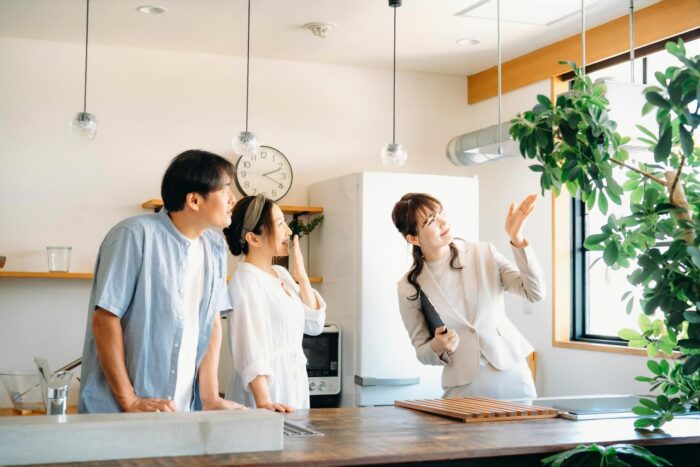 リノベーション済み中古物件を内覧する夫婦