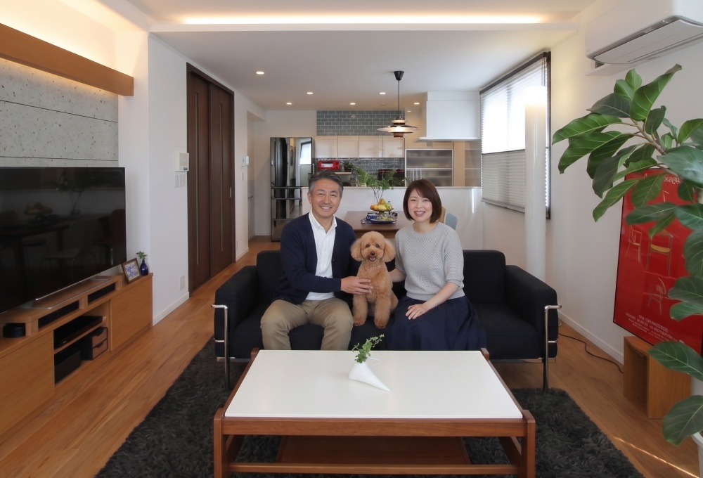 ご夫婦と愛犬がゆったりと寛ぐ。光と曲線が織りなす、ホテルライクな大空間