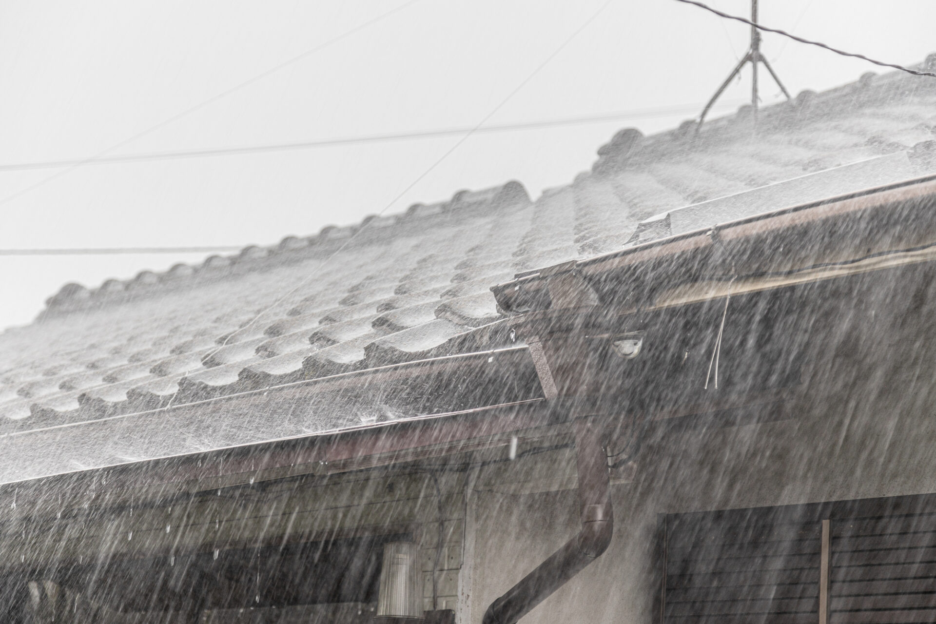 民家に大雨