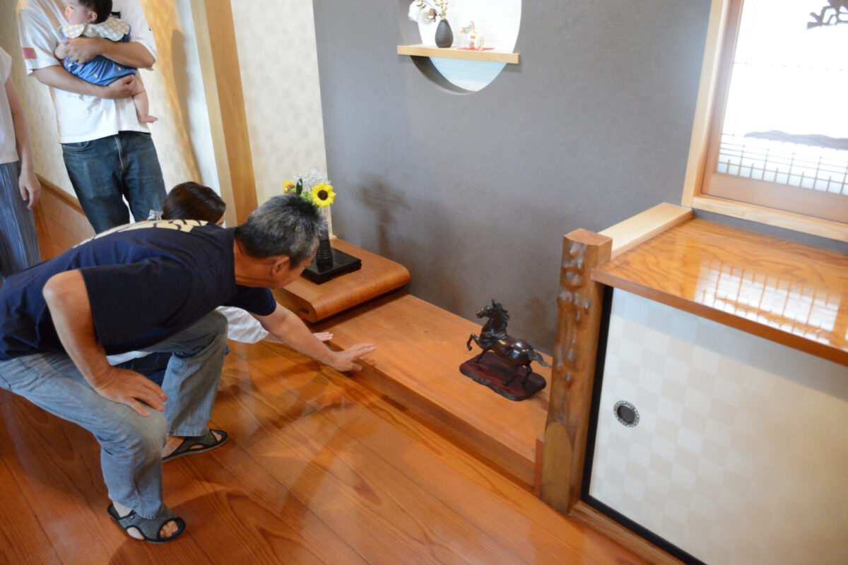 和室から玄関に移設した床の間