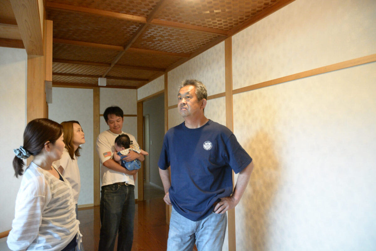 リフォーム後の玄関について語るM様一家
