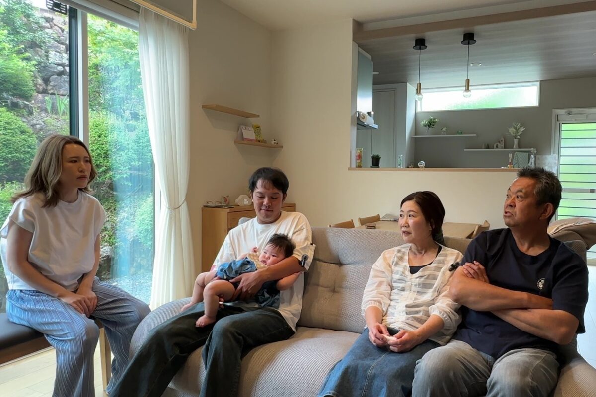 片付けの苦労について語るM様一家